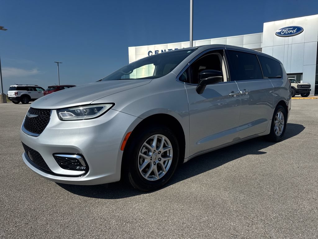 Used 2024 Chrysler Pacifica Touring-L FWD image 2