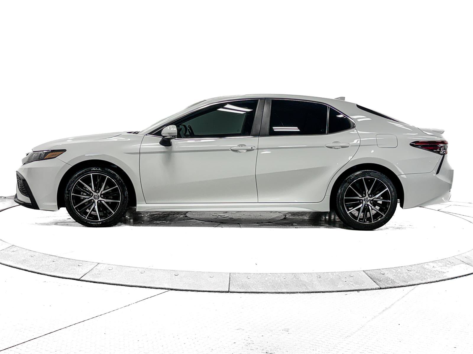 Used 2023 Toyota Camry SE FWD image 7