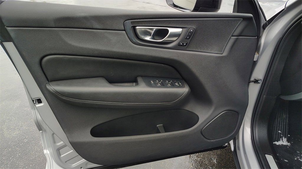 Certified 2025 Volvo XC60 B5 Plus image 8