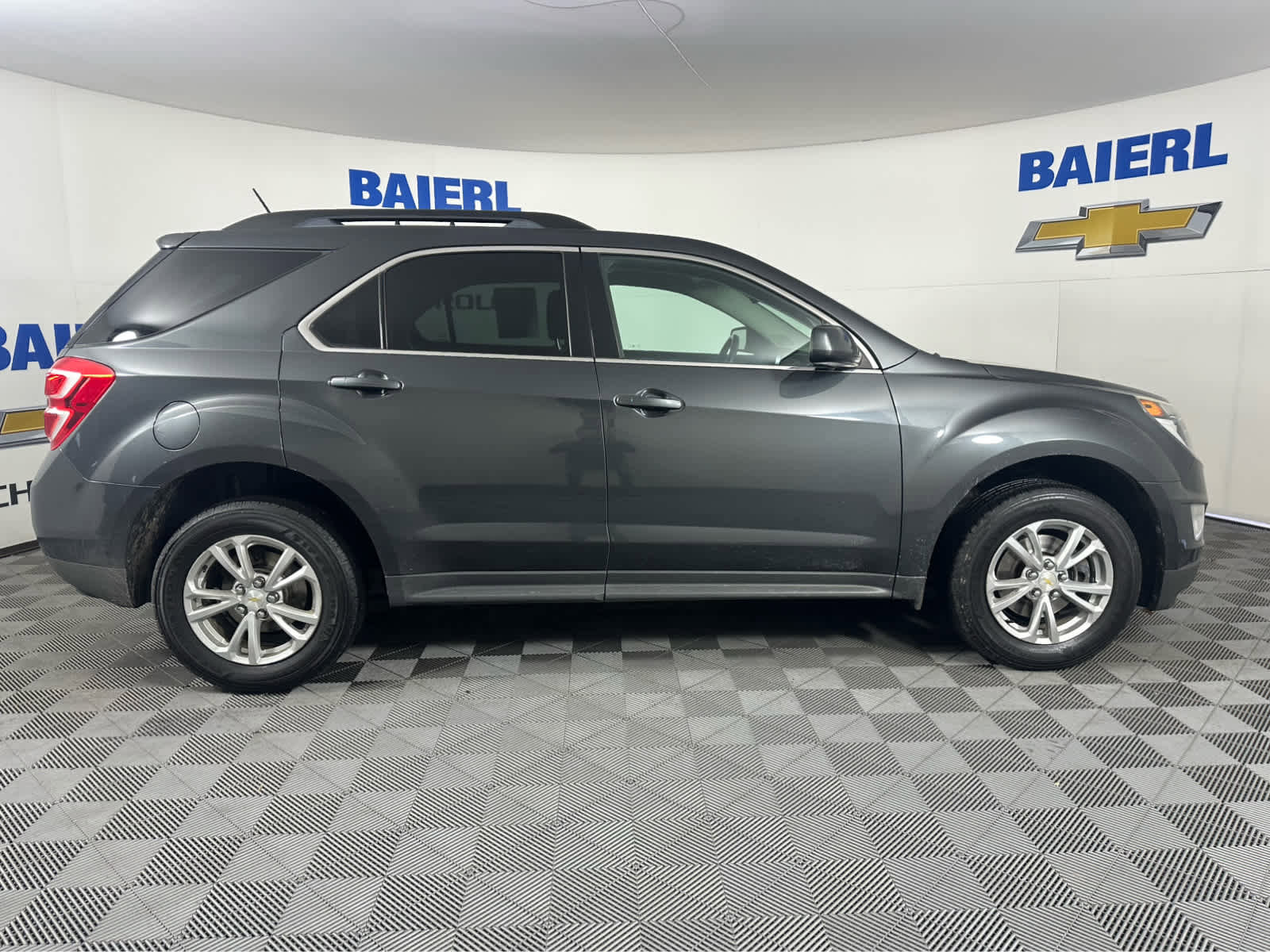 Used 2017 Chevrolet Equinox LT w/ Driver Confidence Package II image 9