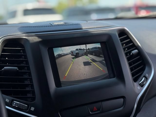 Used 2019 Jeep Cherokee Latitude Plus AWD/4WD image 3
