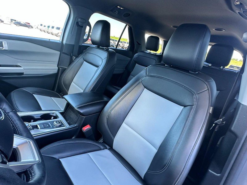 Used 2024 Ford Explorer XLT w/ Equipment Group 202A AWD/4WD image 8