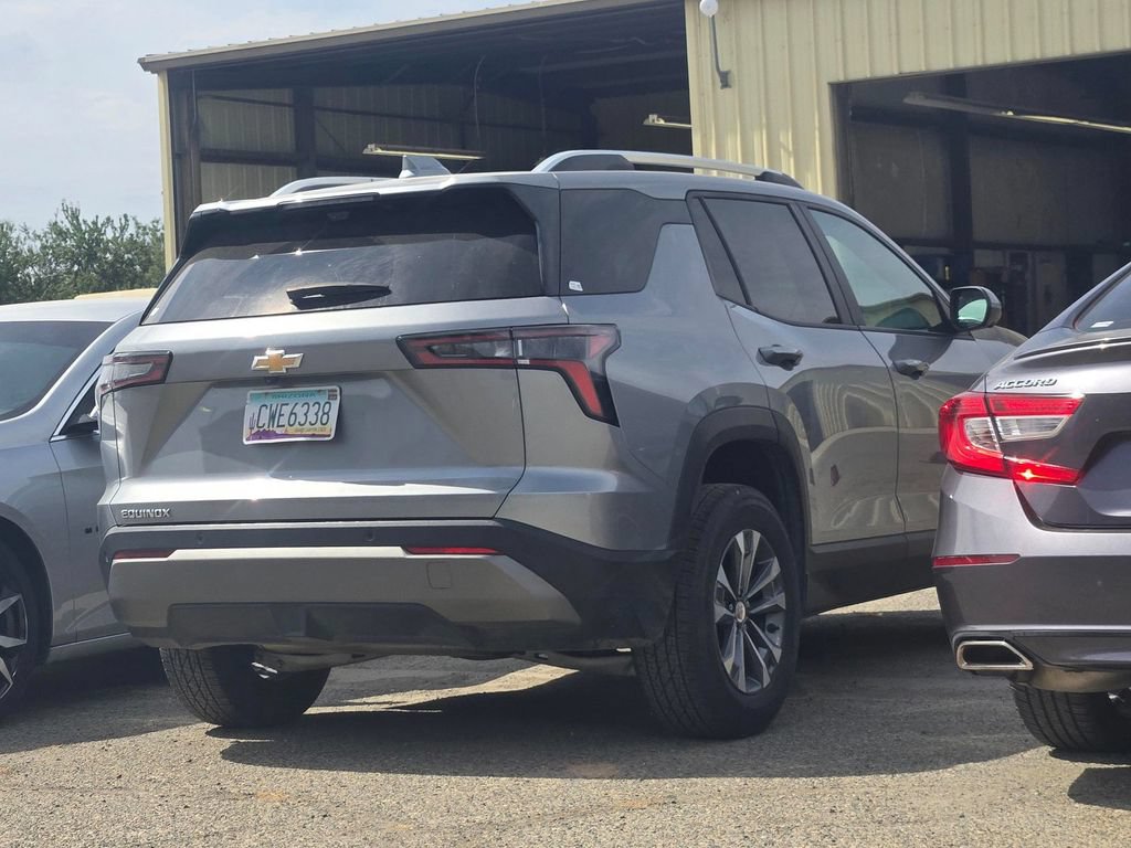 Used 2025 Chevrolet Equinox LT w/ Convenience Package II FWD image 3