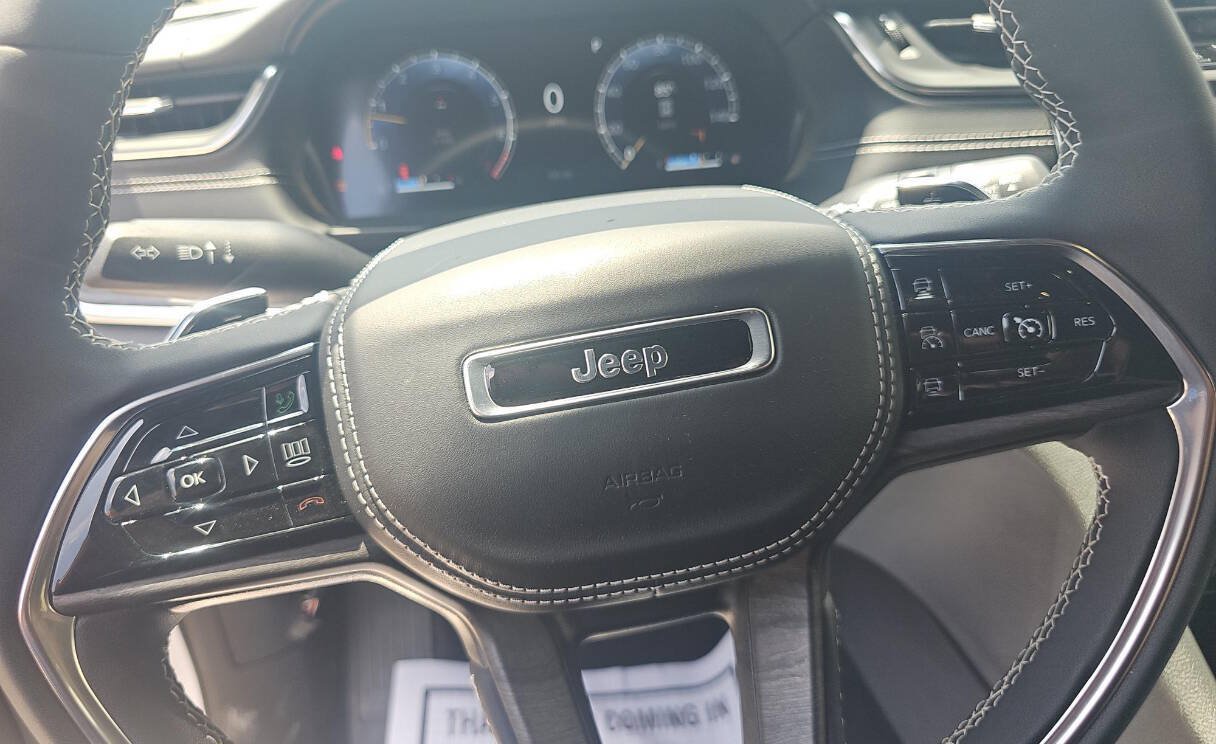Used 2024 Jeep Grand Cherokee Overland AWD/4WD image 15