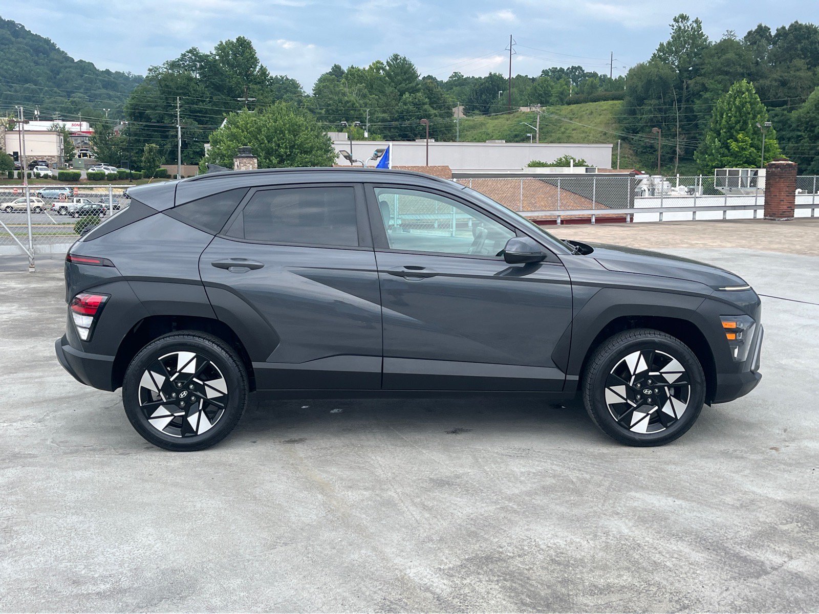 Used 2024 Hyundai Kona SEL AWD/4WD image 2
