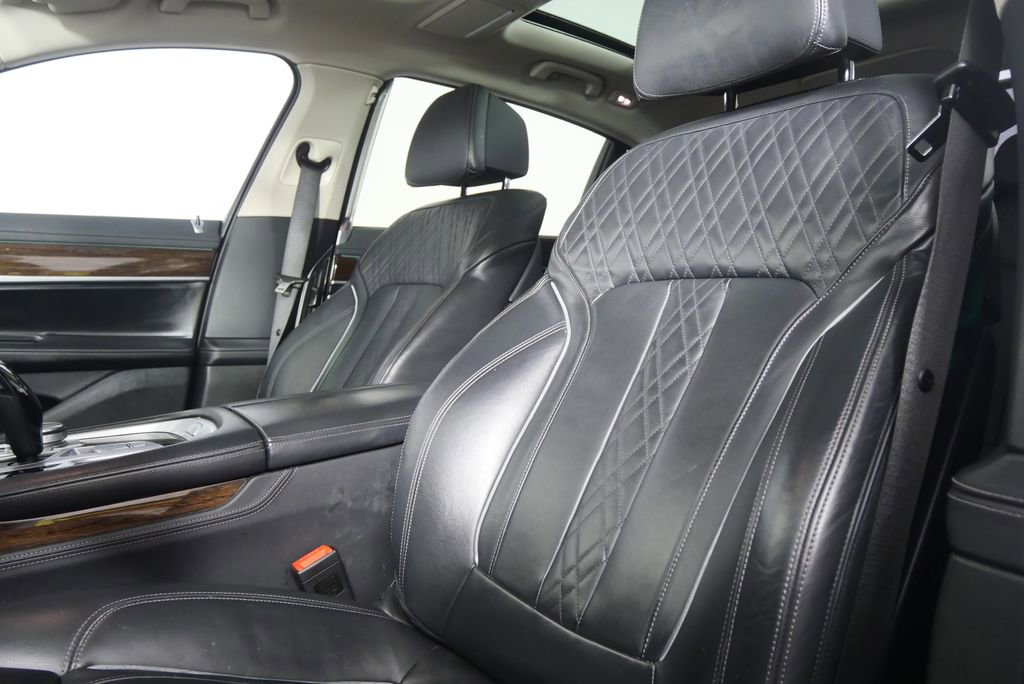 Used 2020 BMW 740i w/ Premium Package image 8