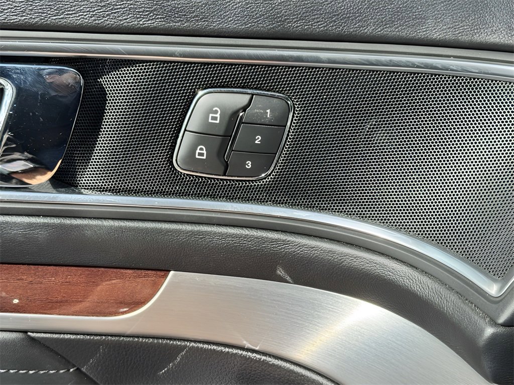 Used 2018 Ford Explorer Platinum image 26