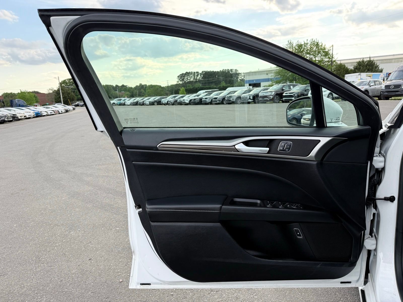 Used 2018 Ford Fusion SE w/ Equipment Group 602A FWD image 12