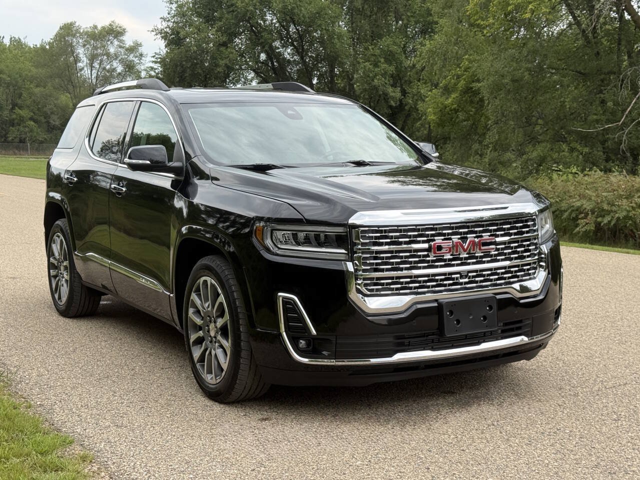 Used 2023 GMC Acadia Denali w/ Denali Technology Package AWD/4WD image 2