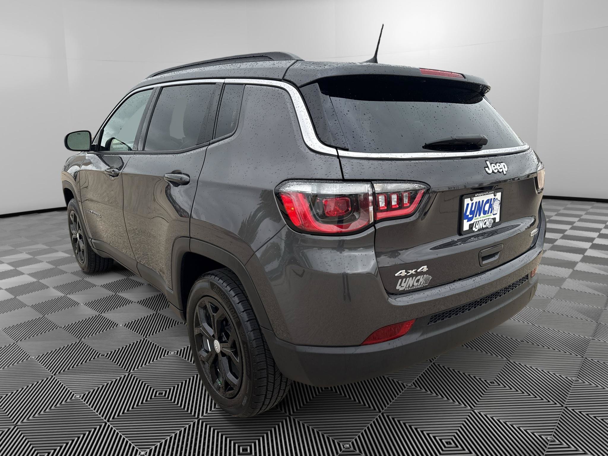 Used 2024 Jeep Compass Latitude w/ Convenience Group AWD/4WD image 4