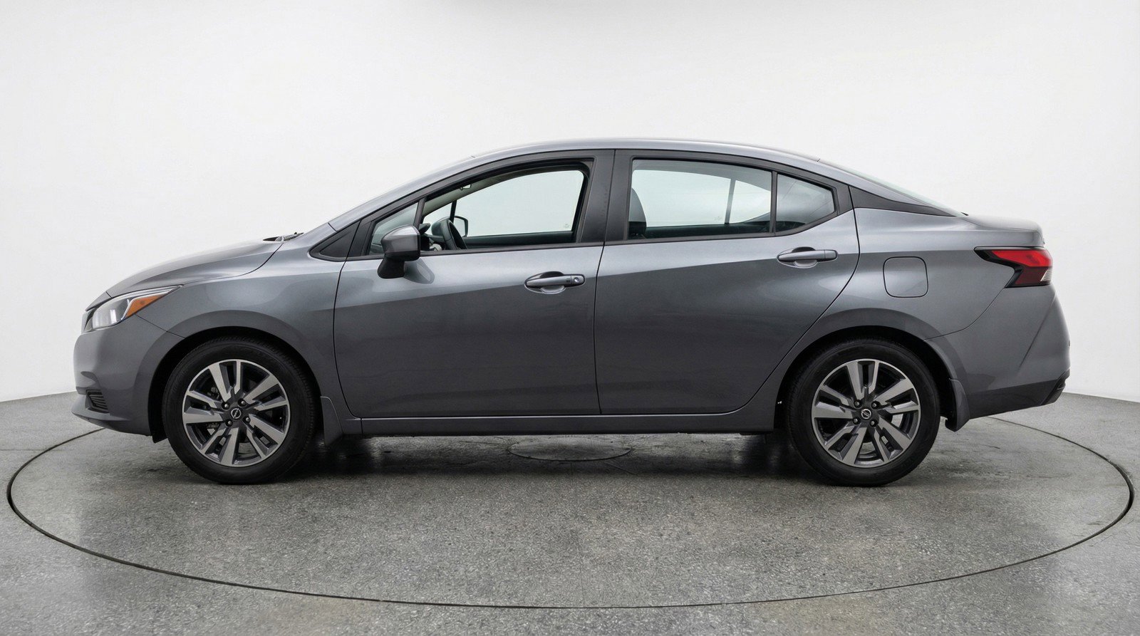 Used 2025 Nissan Versa SV image 5