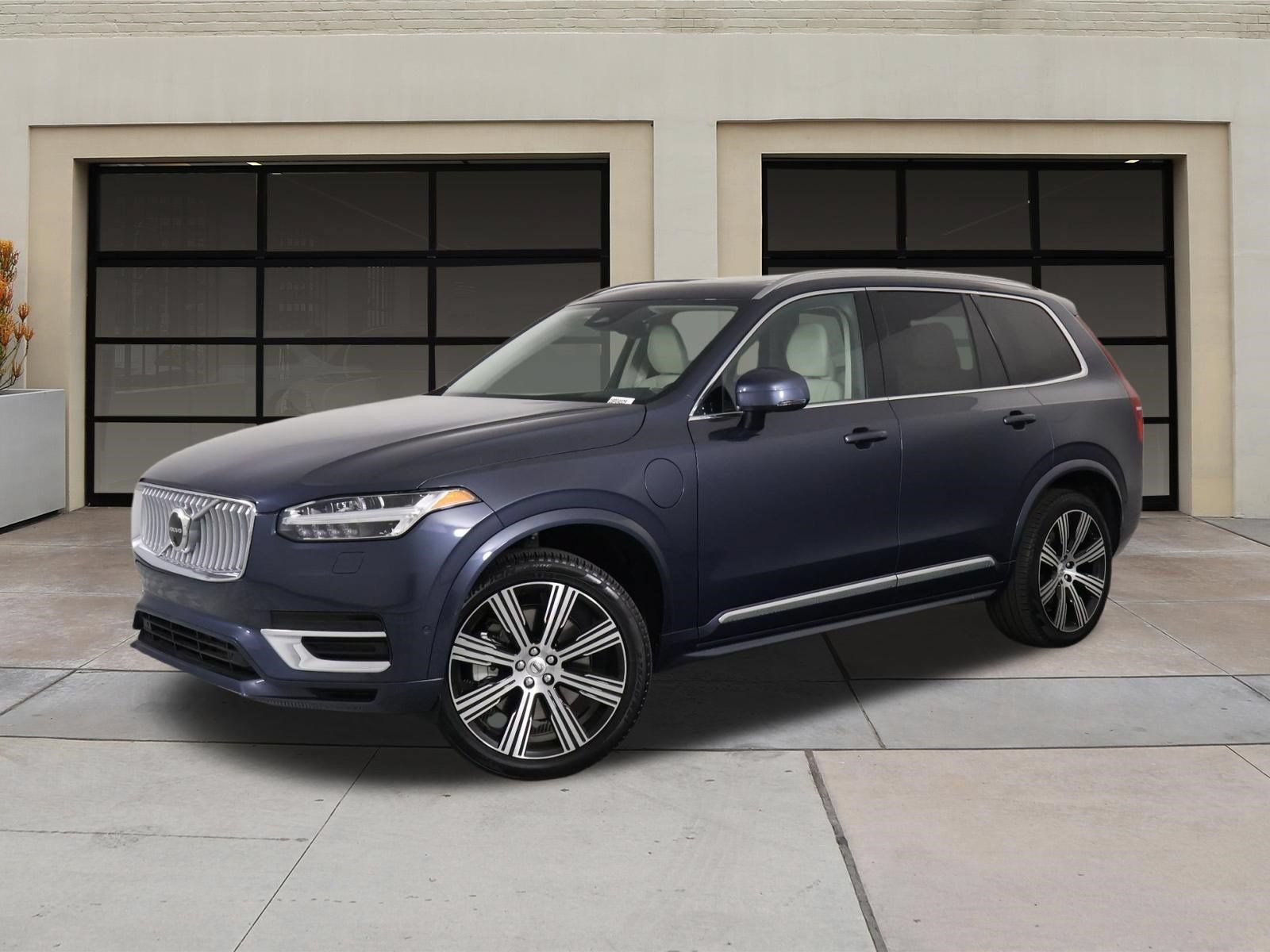 Certified 2025 Volvo XC90 T8 Plus w/ Protection Package Premier AWD/4WD image 3