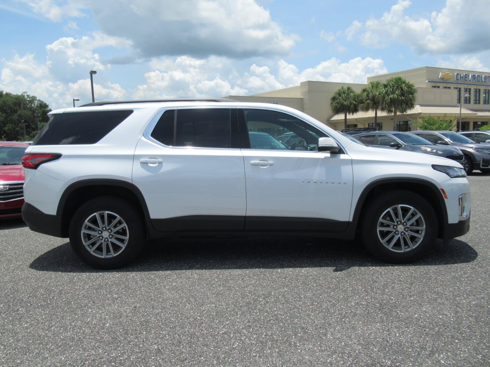 Used 2023 Chevrolet Traverse LT FWD image 2