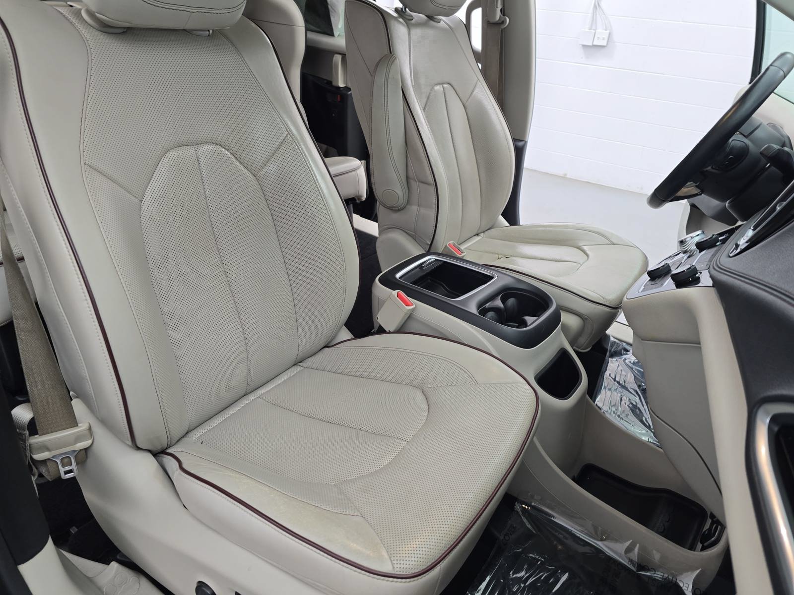 Used 2017 Chrysler Pacifica Limited w/ UConnect Theater Package FWD image 10