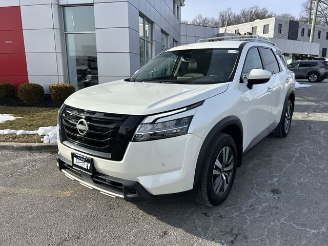 Used 2024 Nissan Pathfinder SL w/ Black Appearance Package image 4