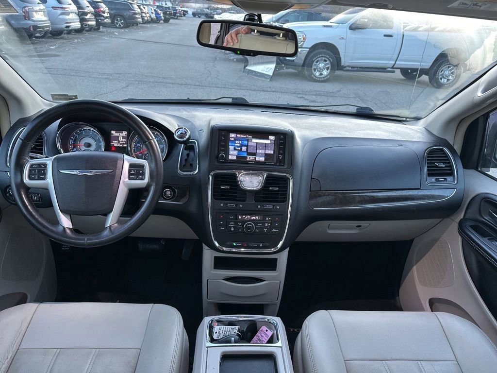 Used 2016 Chrysler Town & Country Touring w/ Driver Convenience Group image 16
