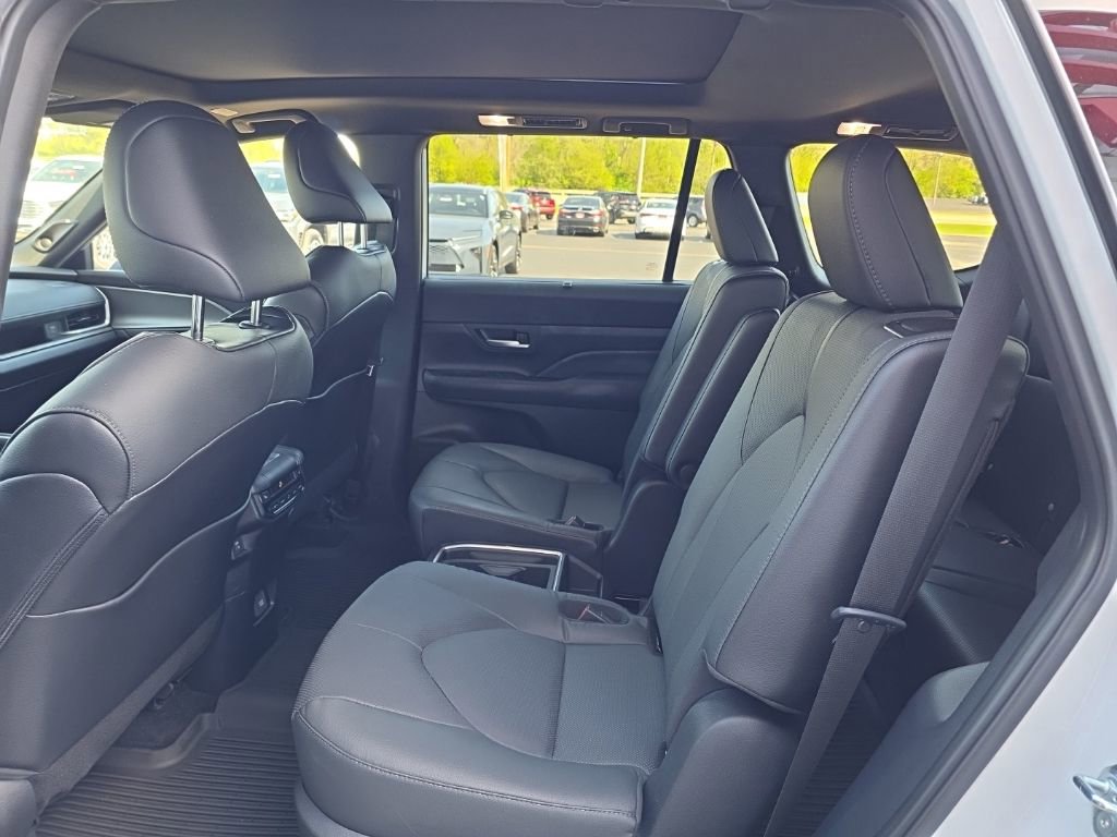 Used 2025 Toyota Grand Highlander AWD Hybrid image 13