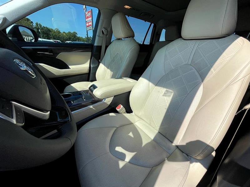 Used 2024 Toyota Highlander LE image 17