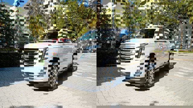 Used 2019 Cadillac Escalade ESV Premium Luxury image 2