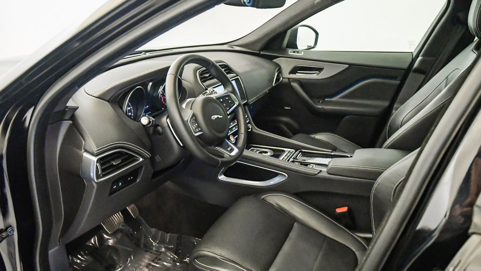 Used 2019 Jaguar F-PACE S image 21