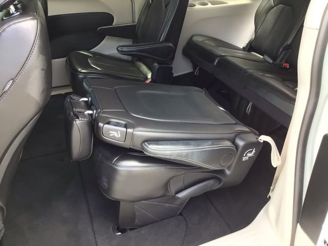 Used 2024 Chrysler Pacifica Touring-L FWD image 21
