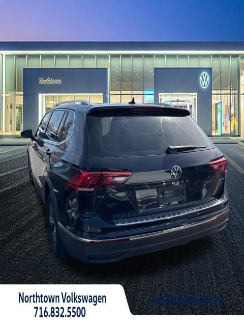 Certified 2022 Volkswagen Tiguan SE w/ Panoramic Sunroof Package AWD/4WD image 3
