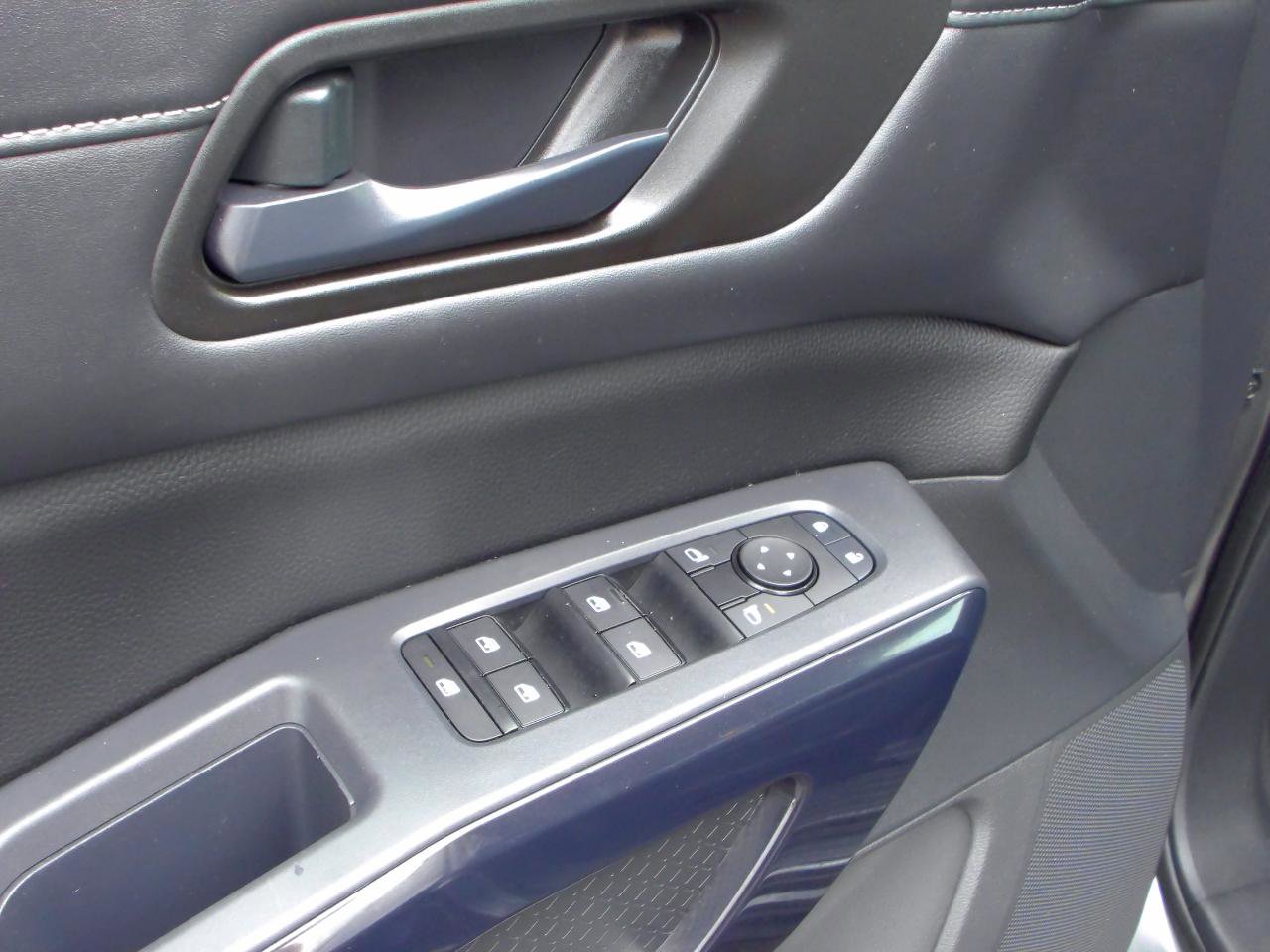 Used 2025 Nissan Pathfinder SV AWD/4WD image 13