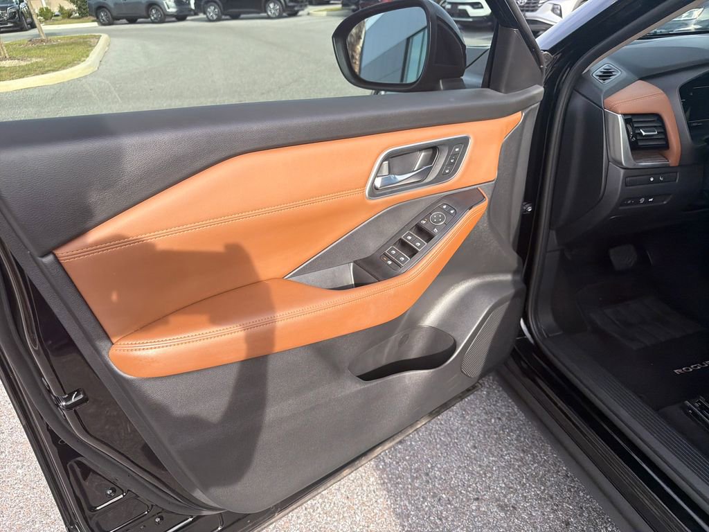 Certified 2024 Nissan Rogue Platinum w/ Platinum Premium Package FWD image 14
