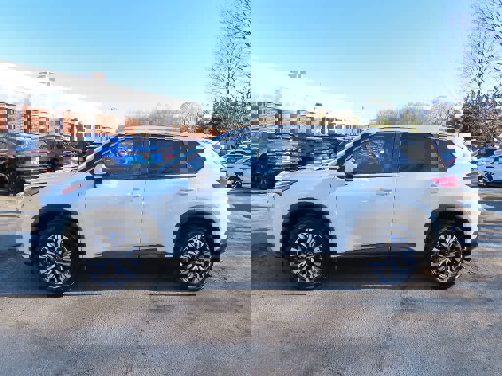 Used 2023 Nissan Rogue SV image 3