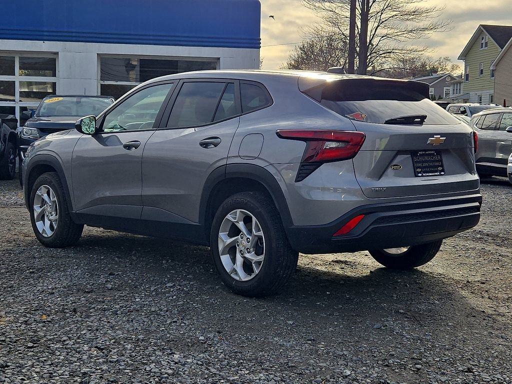 Used 2024 Chevrolet Trax LS w/ LS Convenience Package image 5