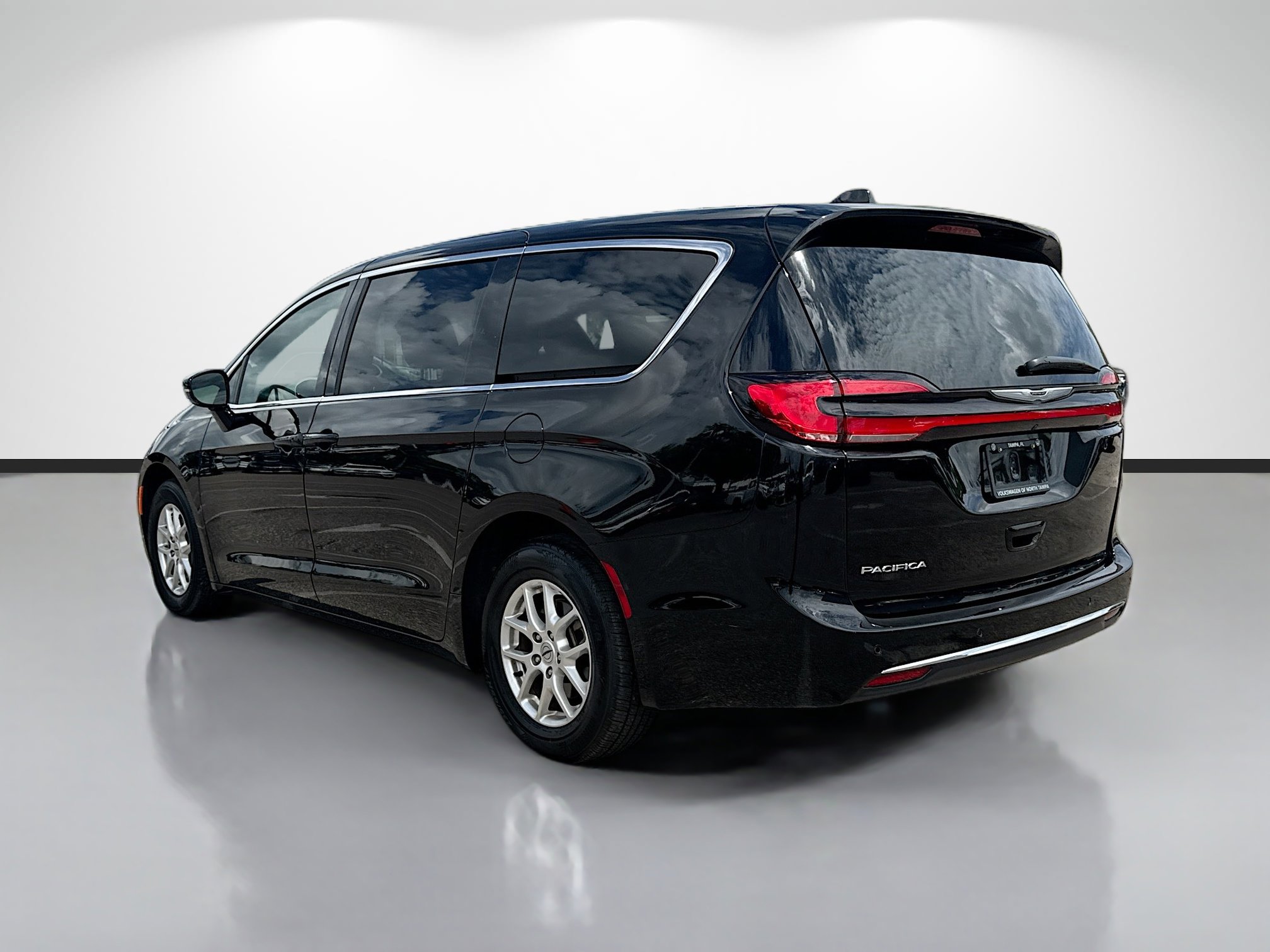 Used 2025 Chrysler Pacifica Select FWD image 5