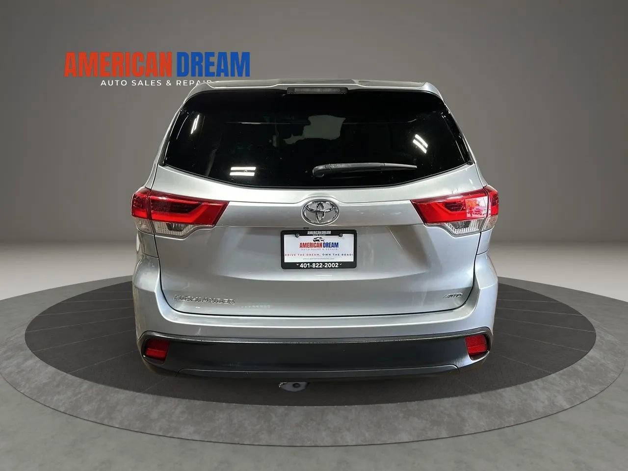 Used 2019 Toyota Highlander LE AWD/4WD image 4