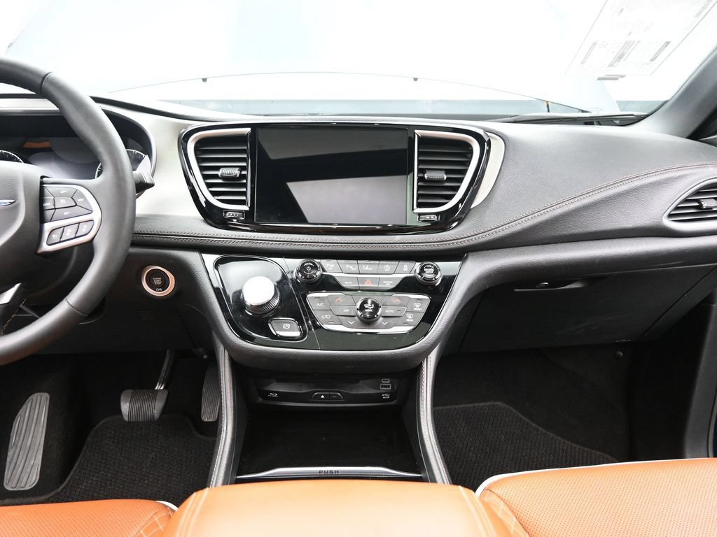 Used 2024 Chrysler Pacifica Pinnacle FWD image 23