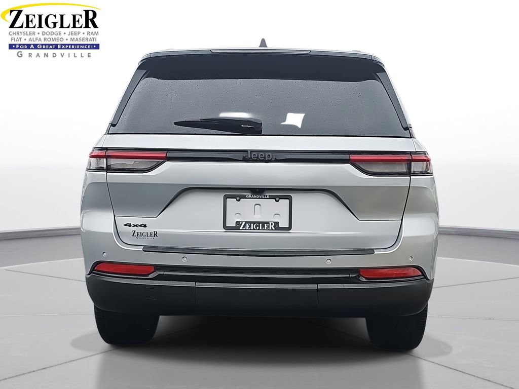 Used 2023 Jeep Grand Cherokee Altitude image 6