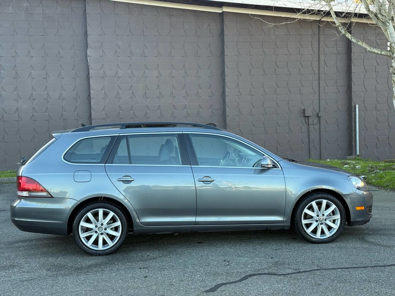 Used 2010 Volkswagen Jetta TDI FWD image 3