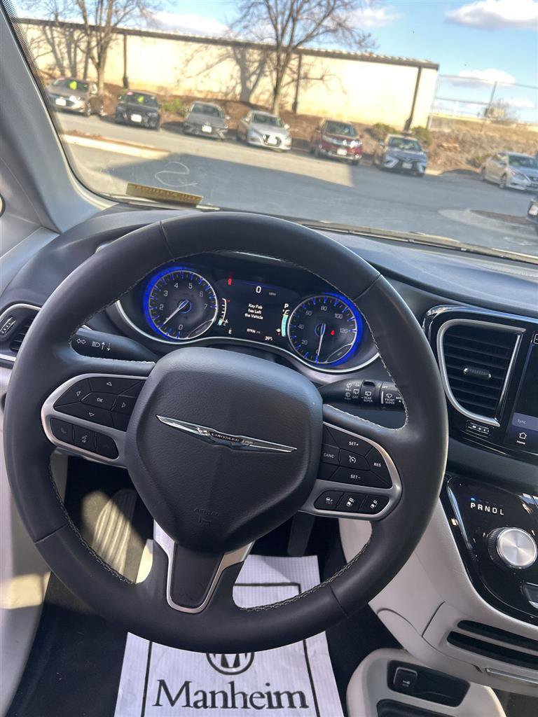 Used 2024 Chrysler Pacifica Touring-L image 9