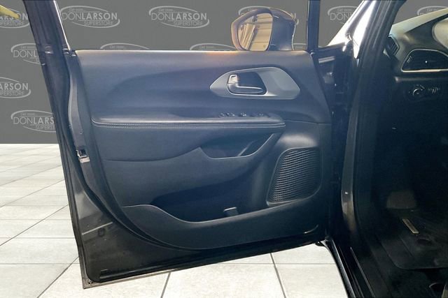 Used 2020 Chrysler Pacifica Touring w/ S Appearance Package image 11