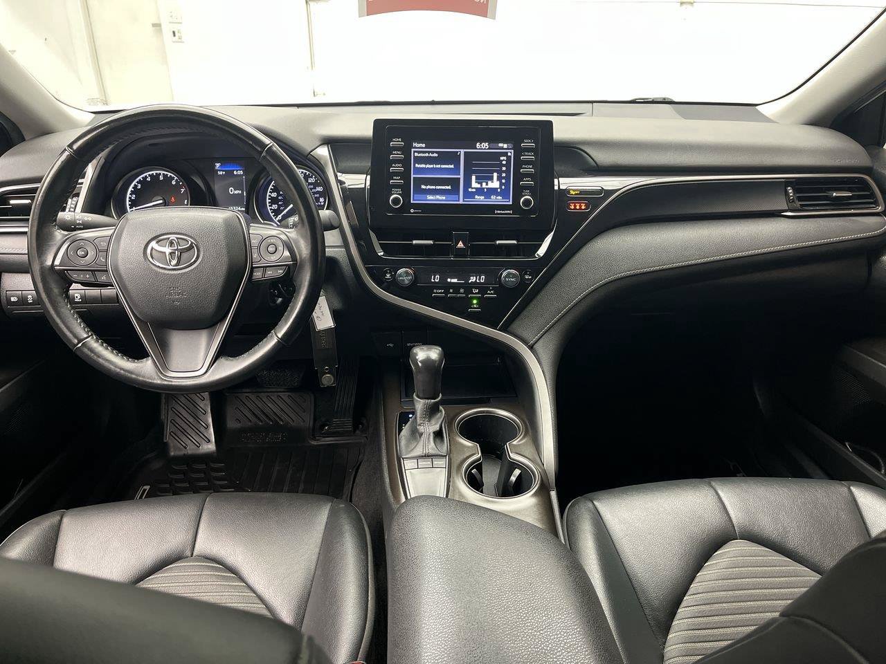 Used 2022 Toyota Camry SE w/ Carpet Mat Package (TMS) FWD image 4