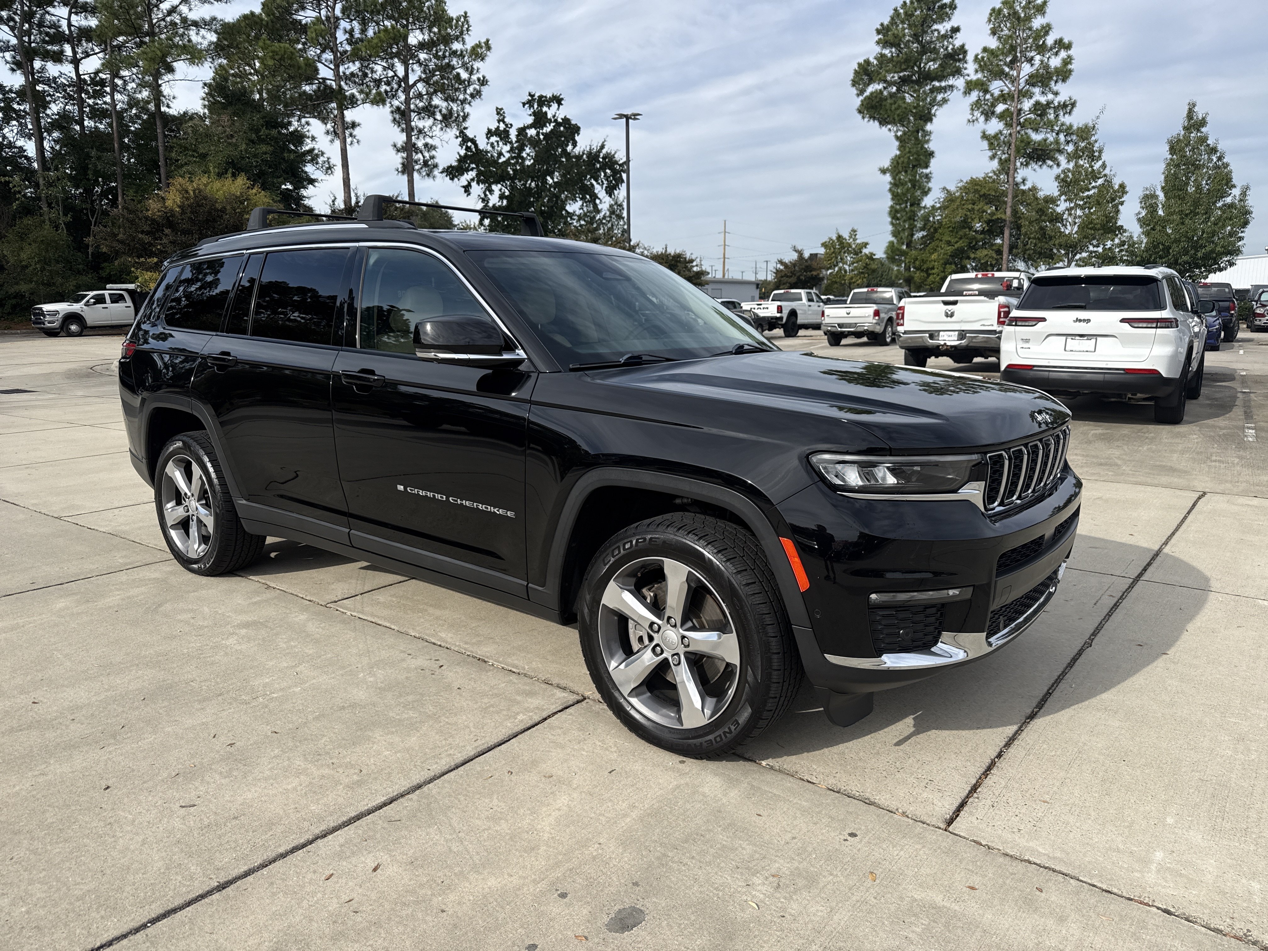 Used 2022 Jeep Grand Cherokee L Limited w/ Luxury Tech Group II AWD/4WD image 2