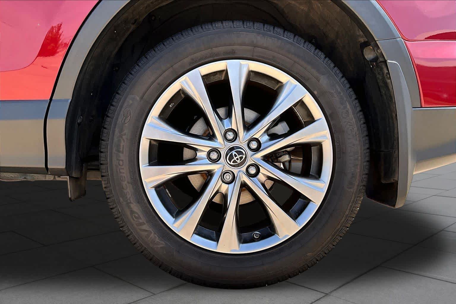 Used 2018 Toyota RAV4 Limited FWD image 11