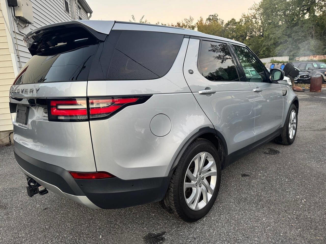 Used 2017 Land Rover Discovery HSE image 5