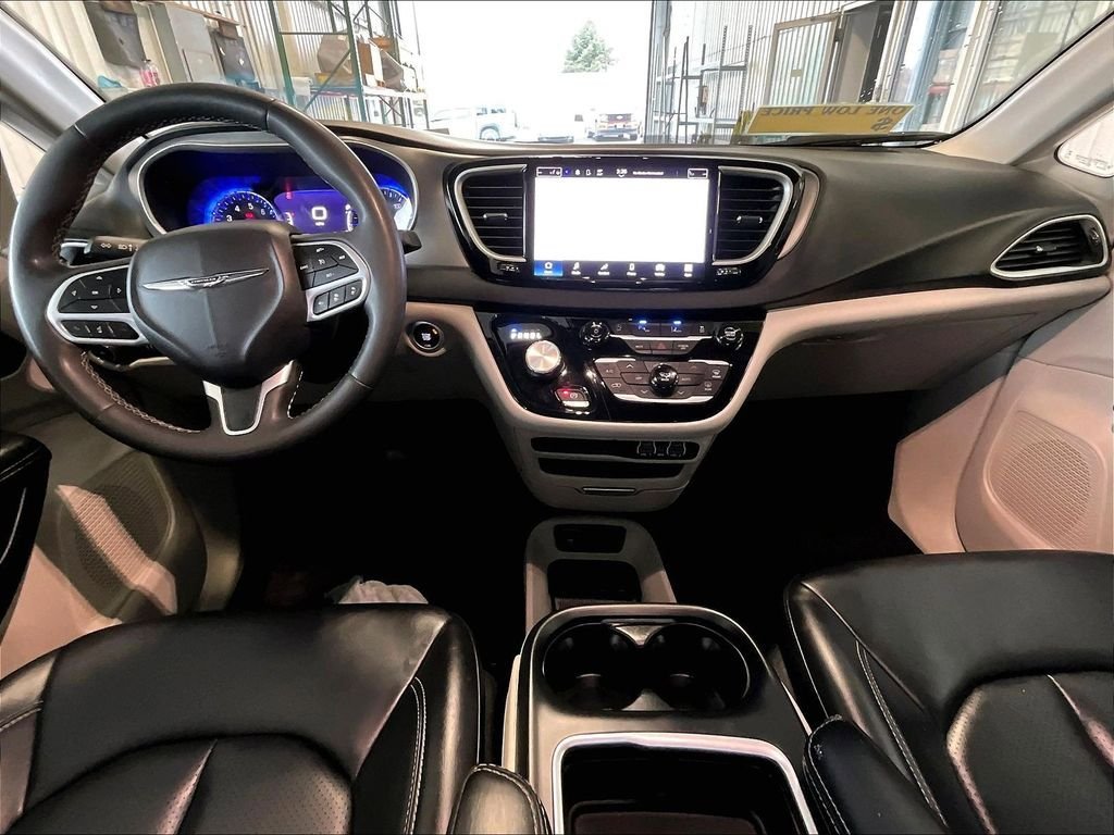 Used 2023 Chrysler Pacifica Touring-L image 22