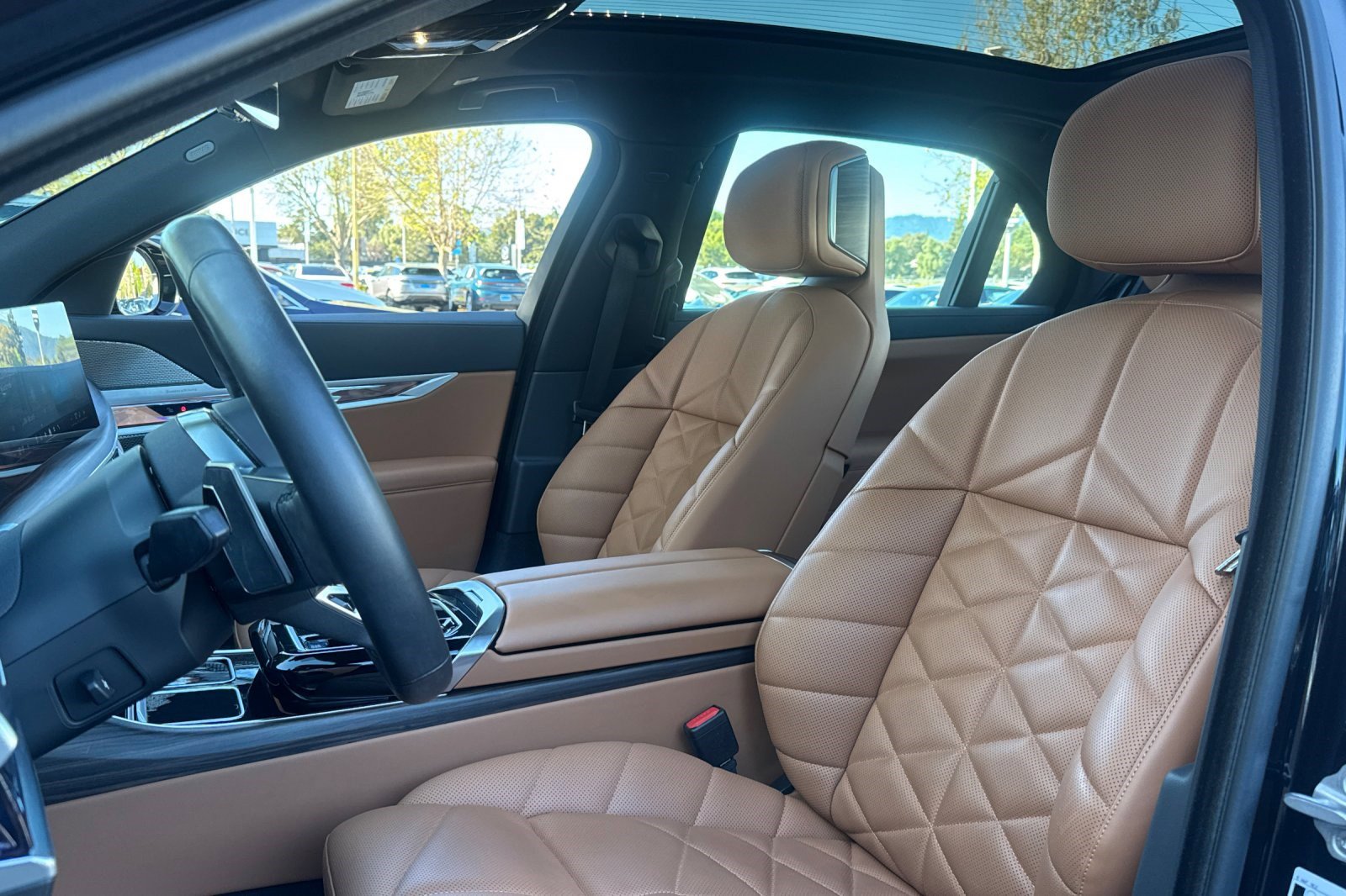 Used 2023 BMW 740i w/ Parking Assistance Package image 22