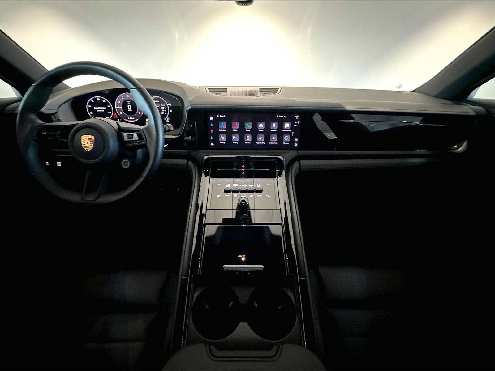 Used 2025 Porsche Panamera RWD image 18