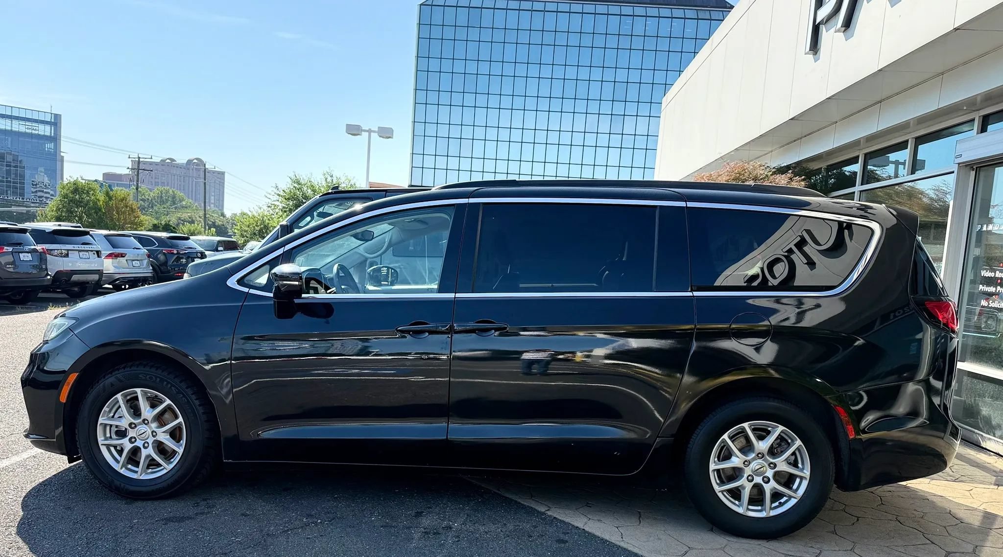 Used 2022 Chrysler Pacifica Touring-L FWD image 4