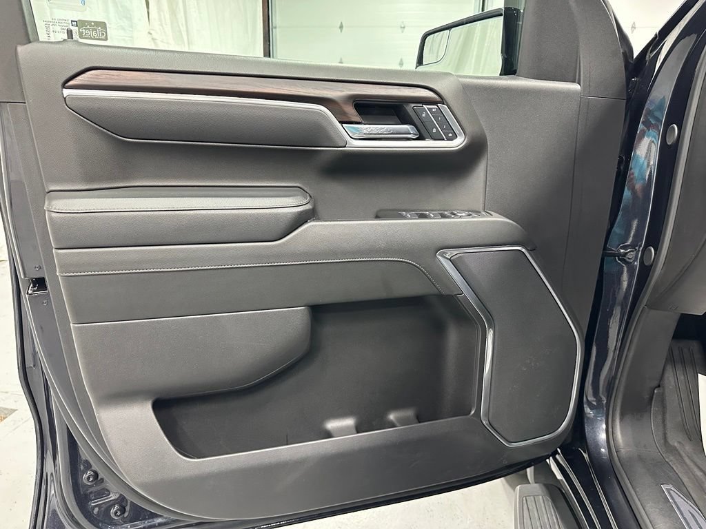 Used 2025 GMC Sierra 1500 SLT AWD/4WD image 8