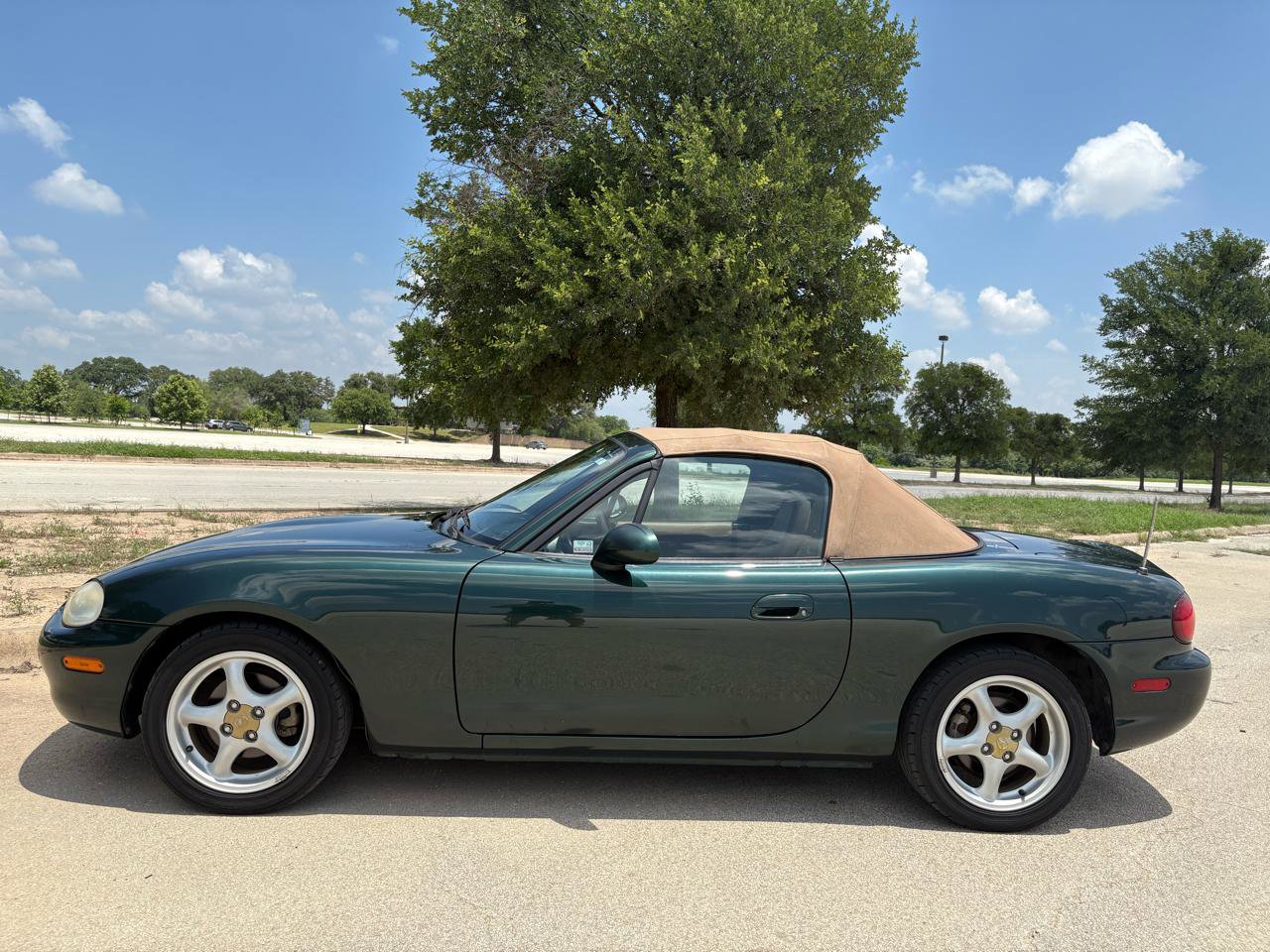 Used 1999 MAZDA MX-5 Miata RWD image 2