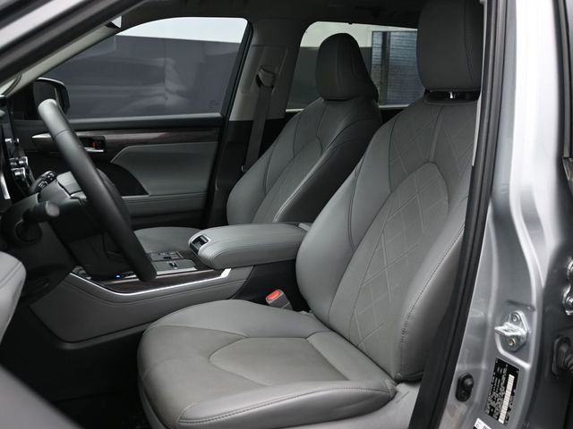 Used 2023 Toyota Highlander Platinum FWD image 9