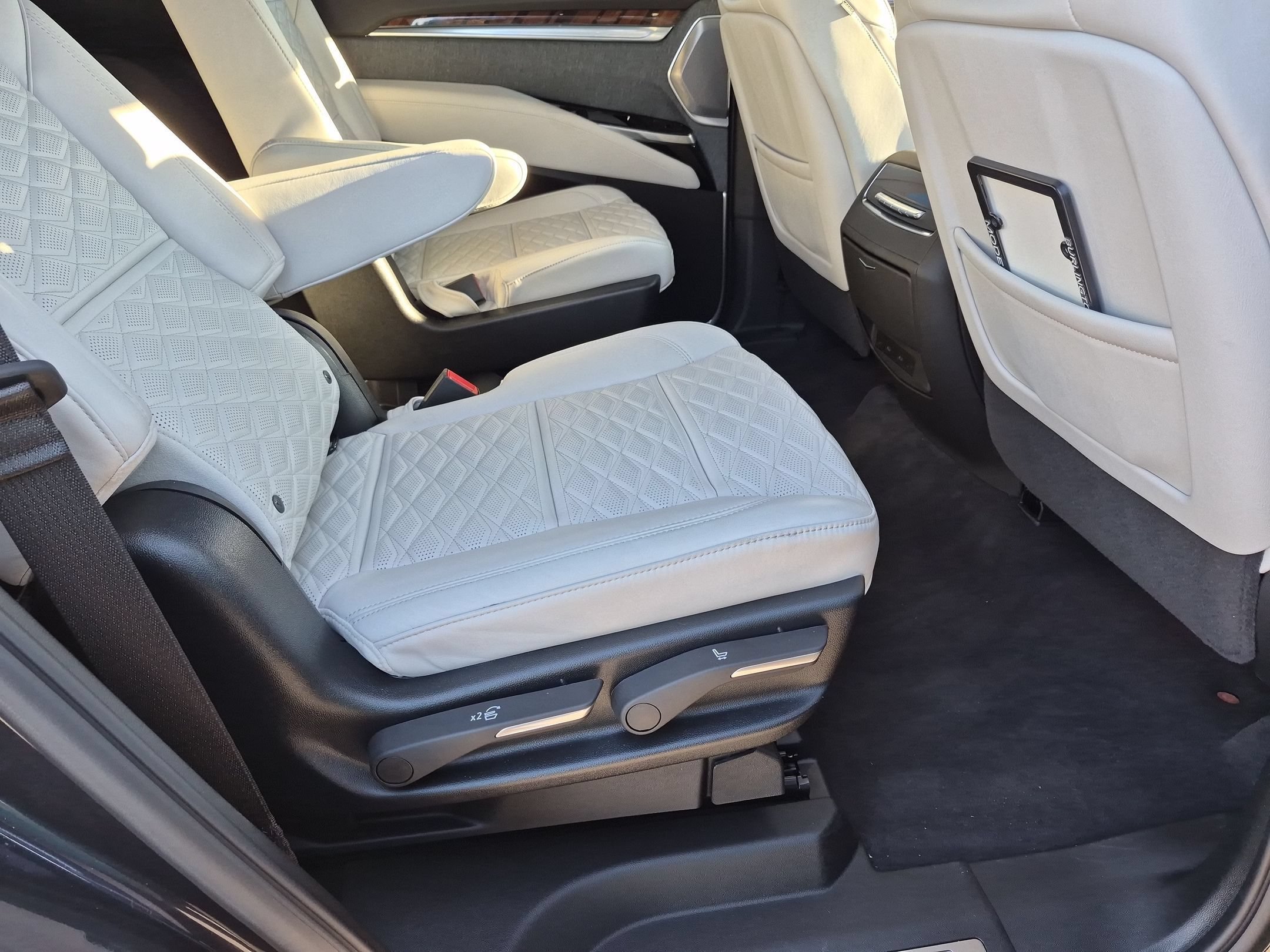 New 2026 Cadillac Escalade Platinum Sport w/ LPO, ONYX Package AWD/4WD image 35