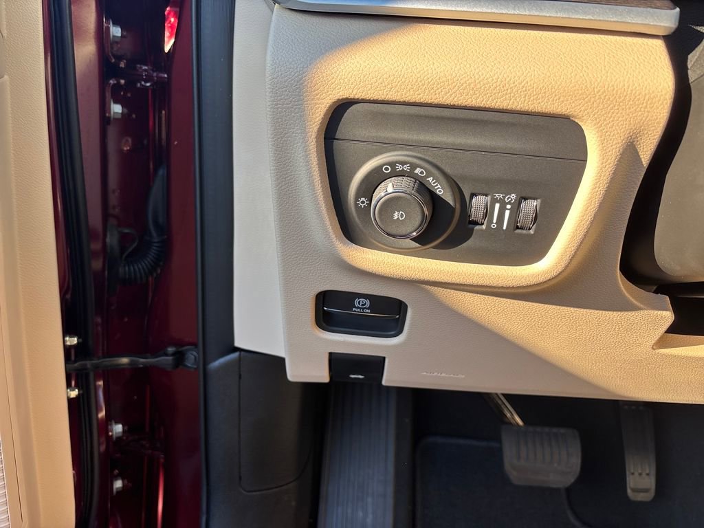 Used 2025 Jeep Grand Cherokee Limited w/ Black Appearance Package image 18